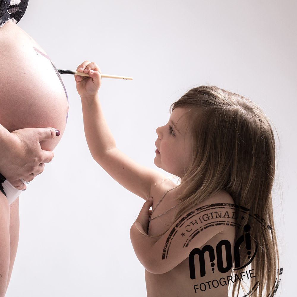 Babybauch und Paint-Fotoshooting | MORI Fotografie - Salzkammergut