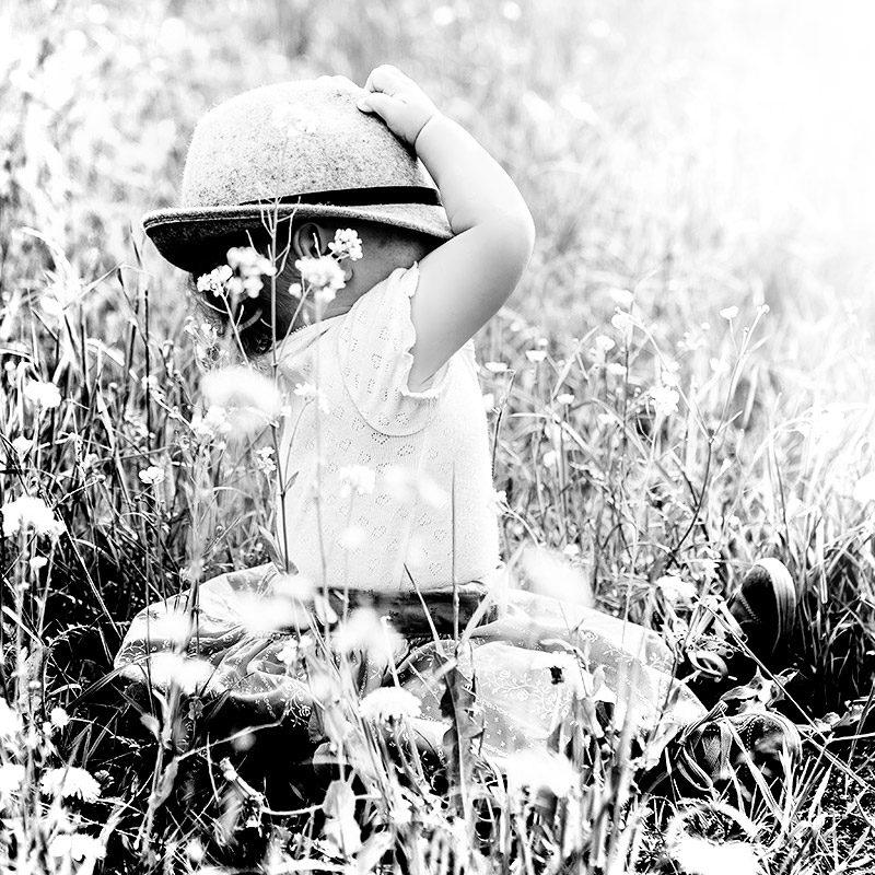 Mädchen in der Blumenwiese - by mOnA - MORI Fotografie